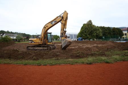 OBNOVA NOGOMETNEGA IGRIŠČA IN TEKAŠKE STEZE PRI OŠ CERKNICA 07 FOTO LJUBO VUKELIČ